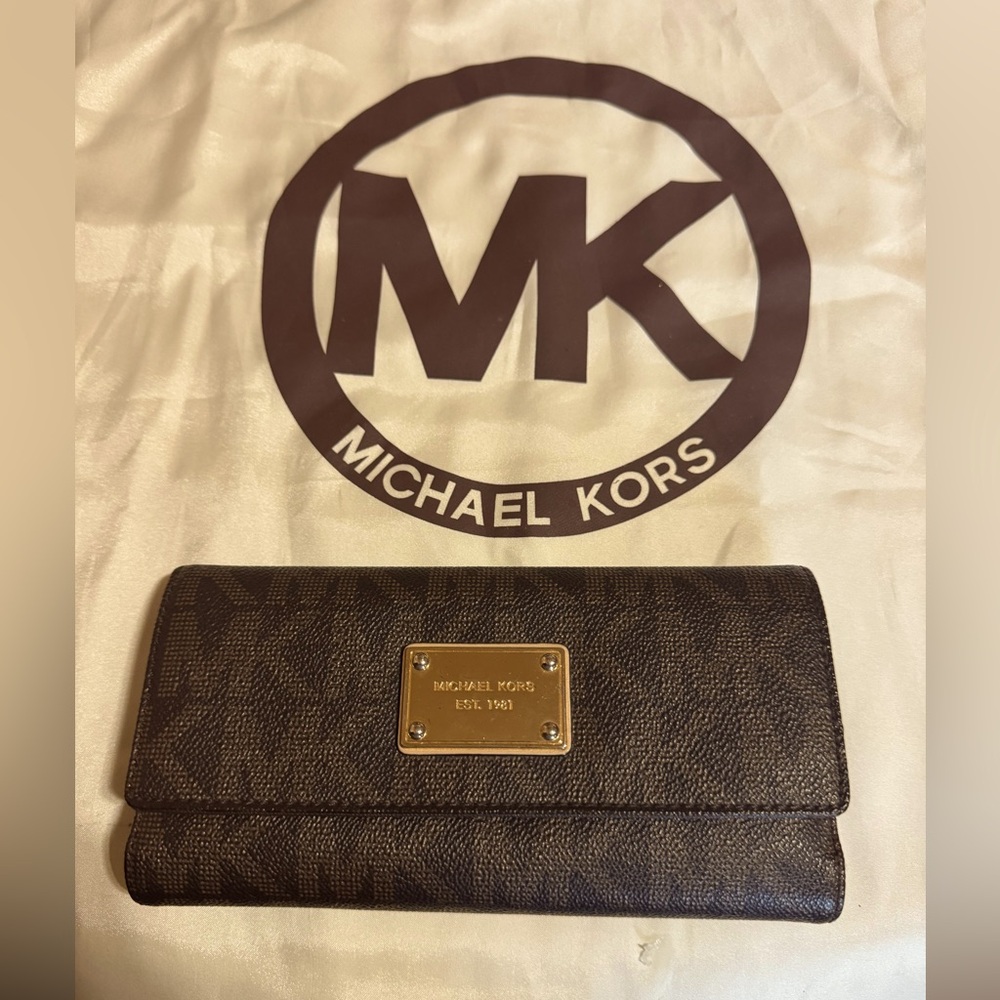 Michael Kors Grayson Large Checkbook Wallet
Brown/Tan with Gold MK Sig